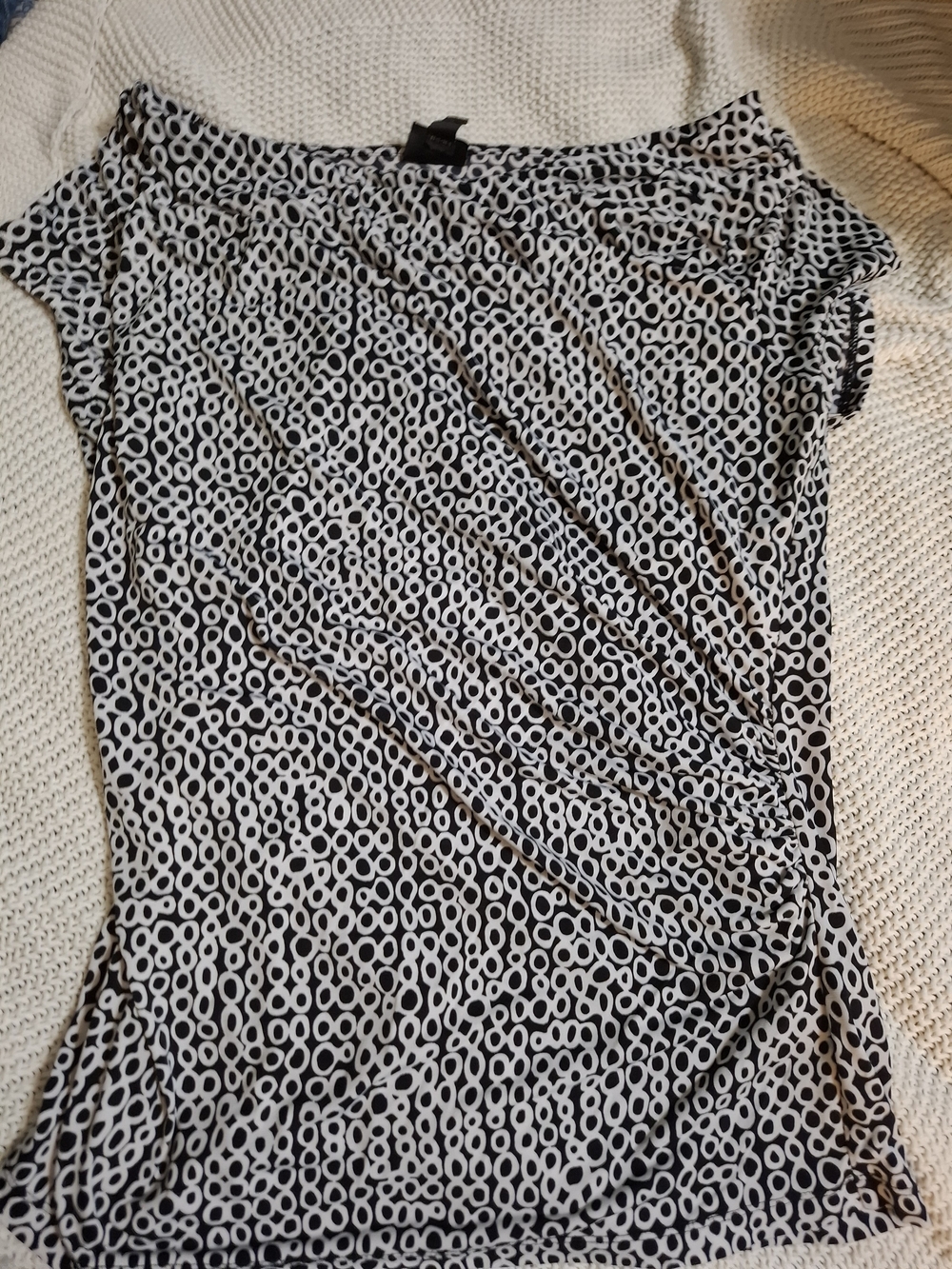 Worthington Black and White Circular Print Short Sleeve Top